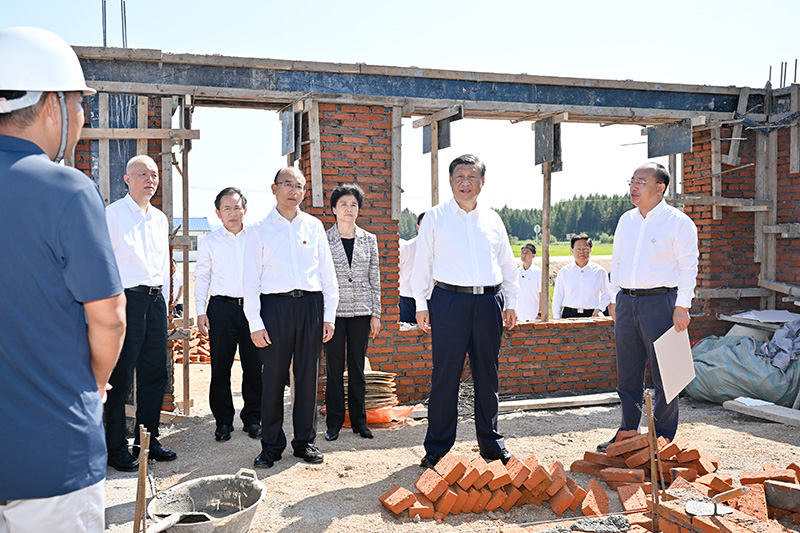 9月6日至8日，中共中央总书记、国度主席、中央军委主席习近平在黑龙江调查。这是7日上午，习近平在遭逢洪涝灾害的哈尔滨尚志市老街基乡龙王庙村，观察水毁房屋沉建情况。