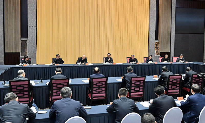 11月30日上午，中共中央总书记、国度主席、中央军委主席习近平在上海主持召开深刻推动长三角一体化发展座谈会并颁发沉要讲话。